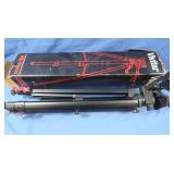 Vivitar 980 Tripod *one leg broken