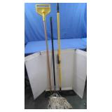 Rubbermaid Dust With Scraper & 2 Mops
