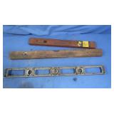 3 levels,2-24"*1-18"(2 Wood,1 Metal)