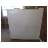 Avanti Sm. Refrigerator 120V *Works*