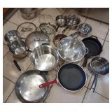 Mixed pots and pans with lids , drainer, frying