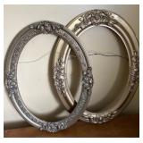 2 gilded oval frames
