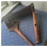 2 Wool hand combs