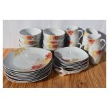 30 pc Lily Pattern Dinnerware Set