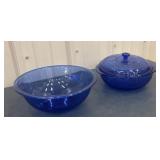 2 blue Pyrex bowls - 1 has a lid