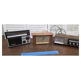 Vintage 2 AM FM radios in GE electric clock