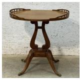 Oval Parlor Stand w/Brass Feet 26/18/26