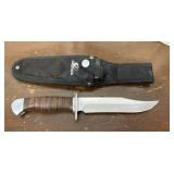 Mossy Oak Hunting Knife w/ sheath.