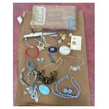 Cigar box of lil Junqueï¿½ - Costume jewelry,