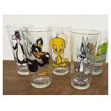 Bugs bunny, Tweety, Sylvester, Daffy Duck, & Camp