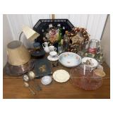 End of consignment goodies- lamp, mugs, tray,