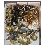 Mixed lot of jewelry.