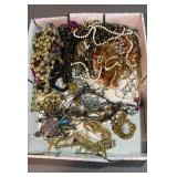 Mixed lot of jewelry.