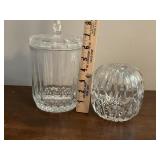 2 glass candy candy jars with tops.  Large is 8ï¿½
