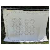 Pretty floral quilt- measures approximately 104ï¿½