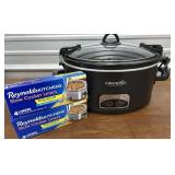 Crock Pot slow cooker w/1 1/2 boxes of liners.