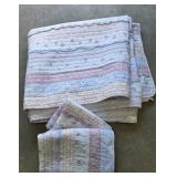 Beautiful queen size quilt & pillow shams - it