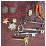 2 1800ï¿½s coins, keys, misc. lil Junqueï¿½