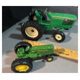 2 metal tractors John Deere/Ertl
