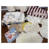 Vntg linens Table Runners, Doilies, Hotmats,