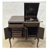 Victrola w/ records in albums 32/20/34 - works