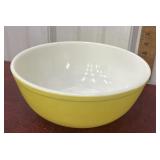 Pyrex mixing bowl 404 yellow *chip on rim