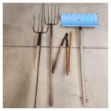 YD 5pc hand Tools: (1.5) Pitch forks, pruners, sno