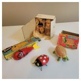 P1-Q1 4 Finny Fish, Walking Bug Vintage Toys Walki