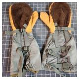 Q2 pair air force mittens