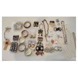 I2 25+Pc Costume jewelry