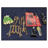T4 17Pc Wrenches Gloves Screwdrivers