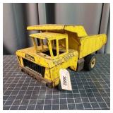 D3 Mighty Tonka Dump Truck 8x10x18"