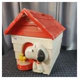 I1 Snoopy Toy Box Shaped like doghouse