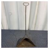 R2 master mixed feeds vint. dust pan 36inc.