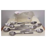 A 11pc 4 Large slotted serving s 5 large regular s