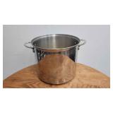 A 10 Quart Flat bottom Stai with handles.