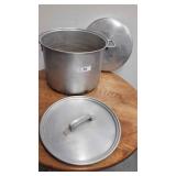 A 26 Quart Aluminum Stainle With handles and 2 lid