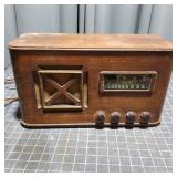 R2 - Wards Airline Tabletop Tube Radio w Wards Air