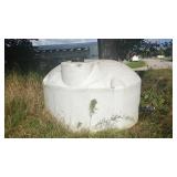Tank: 1,000 gallon, round, flat bottom with