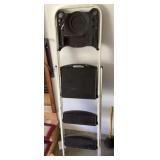 Folding step ladder