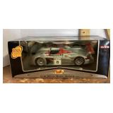 Maisto 1:18 scale diecast Audi race car