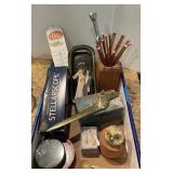 Flat of assorted small collectibles