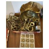 Box of assorted brass and metal dï¿½cor items