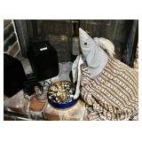 Hearth mouse, tin of buttons, 2 speakers