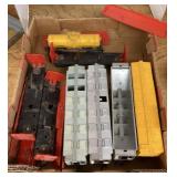 Flat of plastic Lionel RR cars --no boxes
