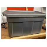 Large Rubbermaid tote