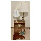 Nightstand, 2 lamps, corner shelf, dï¿½cor