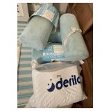 4 Memory Foam lounge pillows, 2 NEW Derila