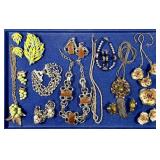 Costume jewelry necklace/bracelet/earring sets