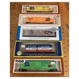 5 HO box cars